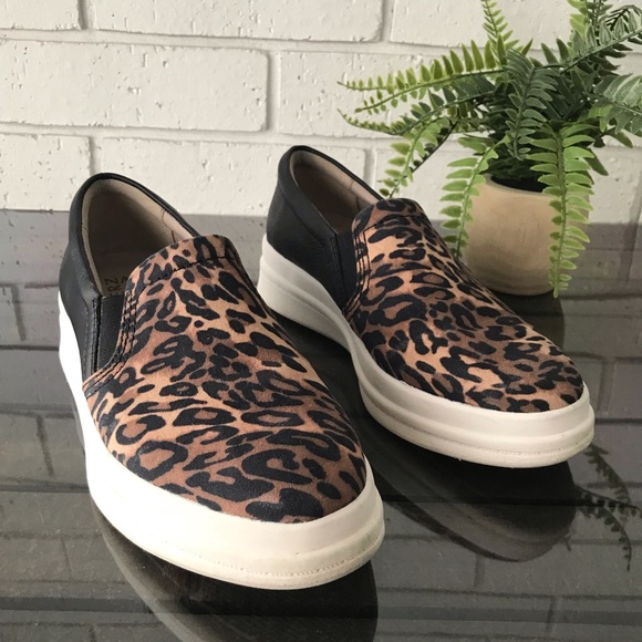 Naturalizer Yardley Cheetah Print Slip On Loafer Women's 7.5 WIDE - Picture 2 of 12